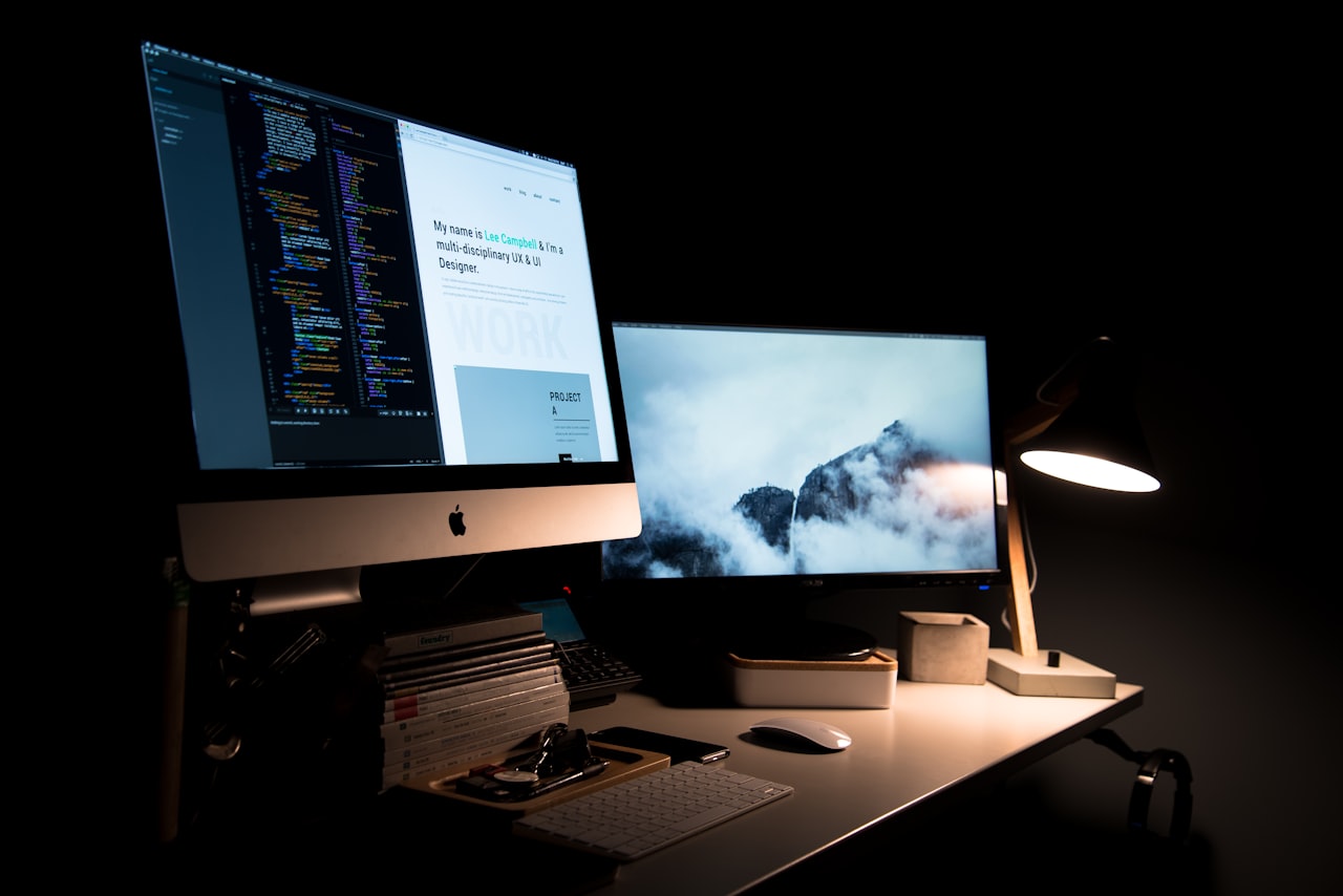 Diseñador UX/UI trabajando en una página web en Zaragoza